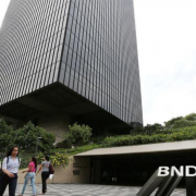 BNDES anuncia R$2,2 bilhões para financiar energia limpa para pessoas físicas e empresas